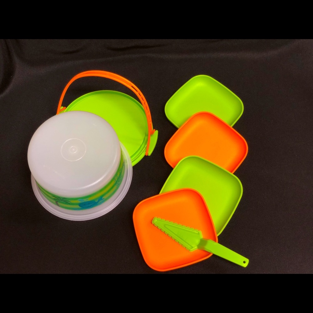 NWOT Tupperware Kung Fu Panda 6 pc Mini Cake Taker (LAST one)